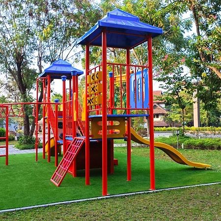 Whiz Prime Hotel Darmo Harapan Surabaya Eksteriør billede