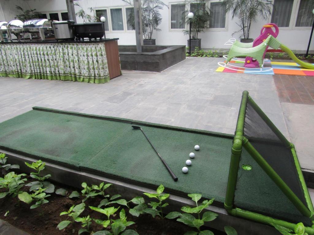 Whiz Prime Hotel Darmo Harapan Surabaya Eksteriør billede