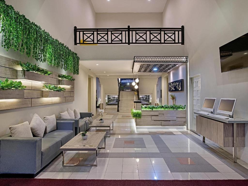 Whiz Prime Hotel Darmo Harapan Surabaya Eksteriør billede