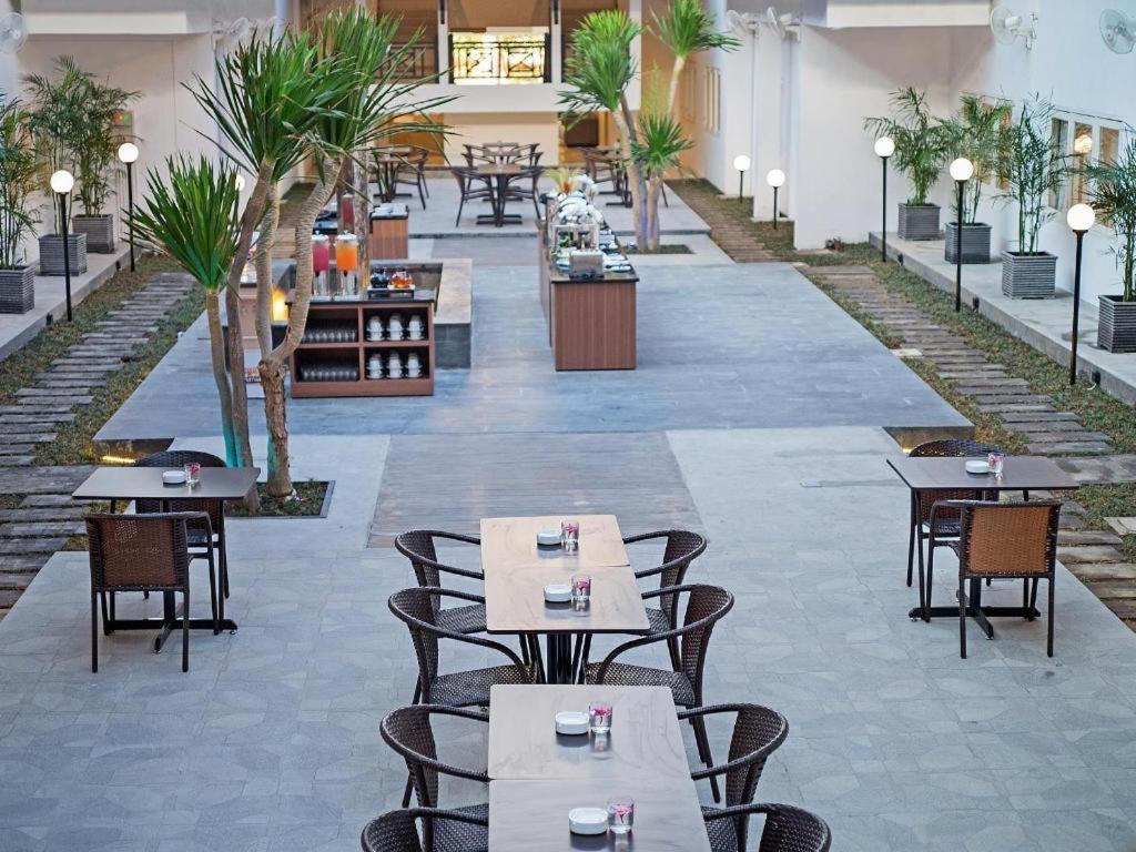 Whiz Prime Hotel Darmo Harapan Surabaya Eksteriør billede