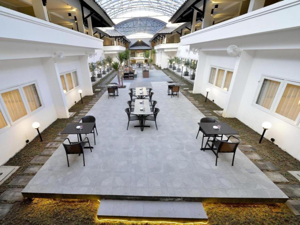 Whiz Prime Hotel Darmo Harapan Surabaya Eksteriør billede