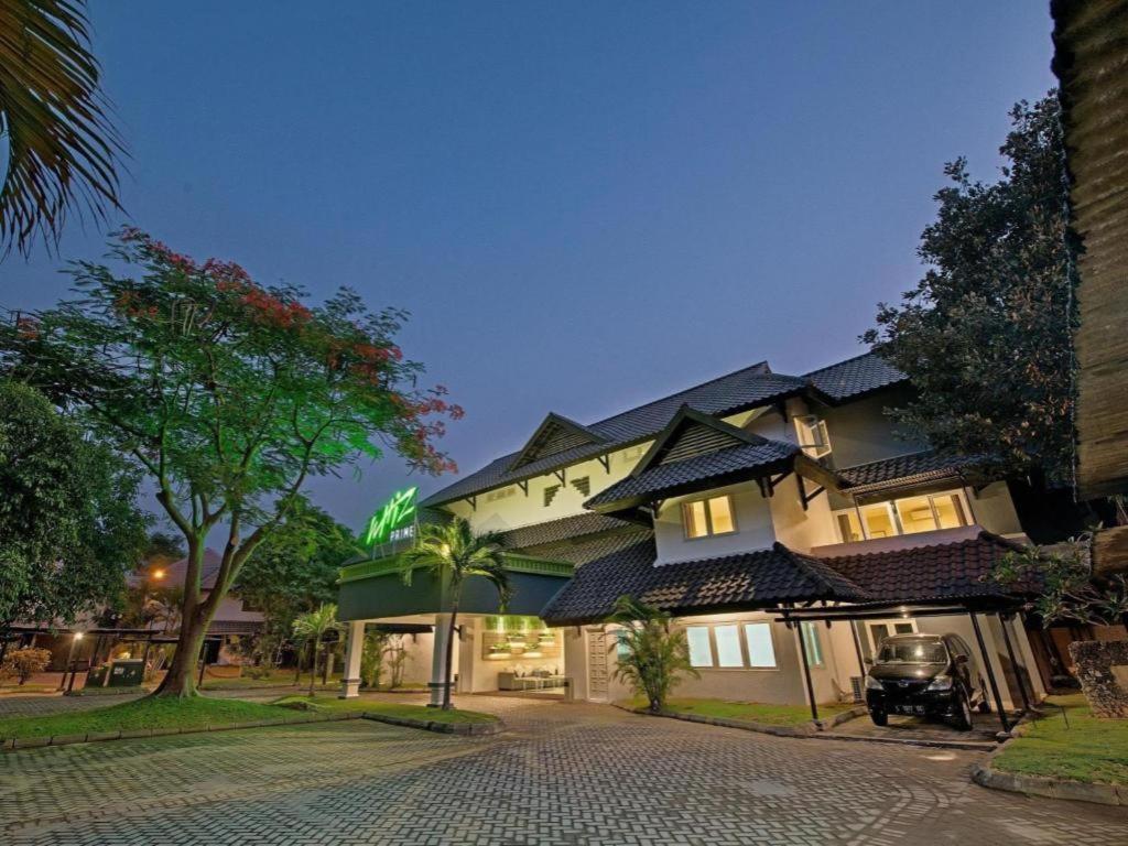 Whiz Prime Hotel Darmo Harapan Surabaya Eksteriør billede