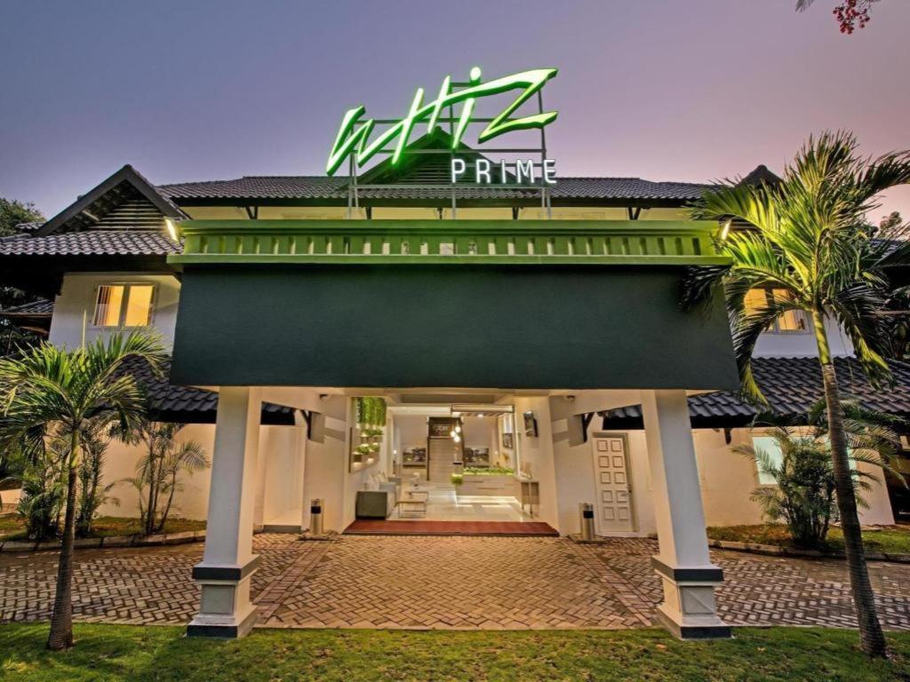 Whiz Prime Hotel Darmo Harapan Surabaya Eksteriør billede
