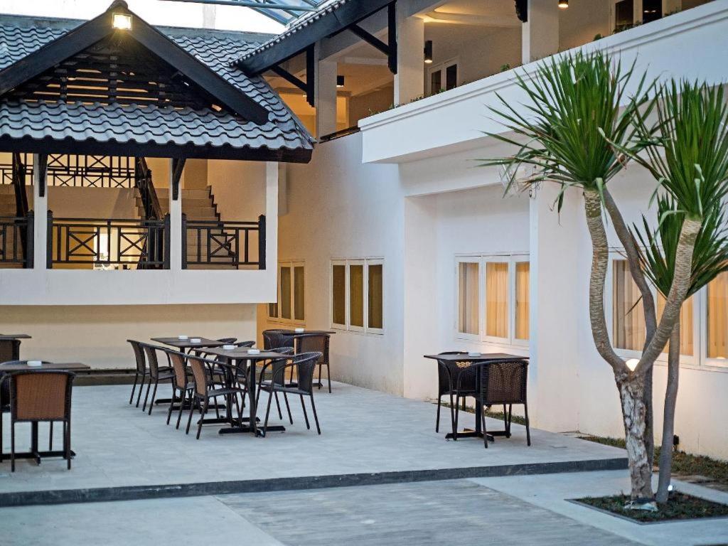 Whiz Prime Hotel Darmo Harapan Surabaya Eksteriør billede