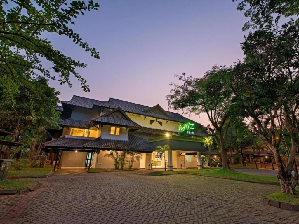 Whiz Prime Hotel Darmo Harapan Surabaya Eksteriør billede