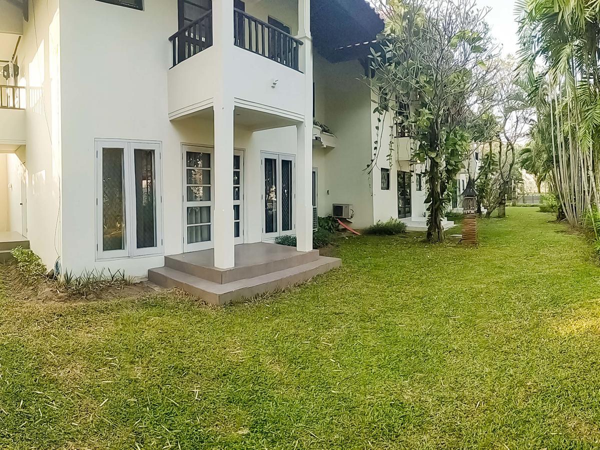 Whiz Prime Hotel Darmo Harapan Surabaya Eksteriør billede