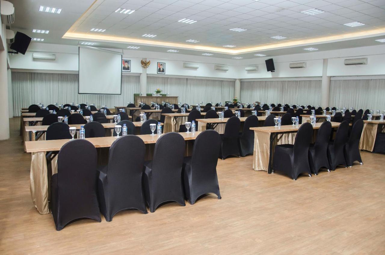Whiz Prime Hotel Darmo Harapan Surabaya Eksteriør billede