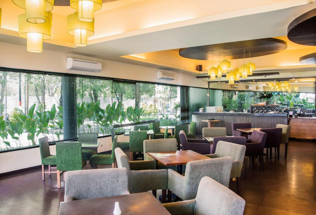 Whiz Prime Hotel Darmo Harapan Surabaya Eksteriør billede