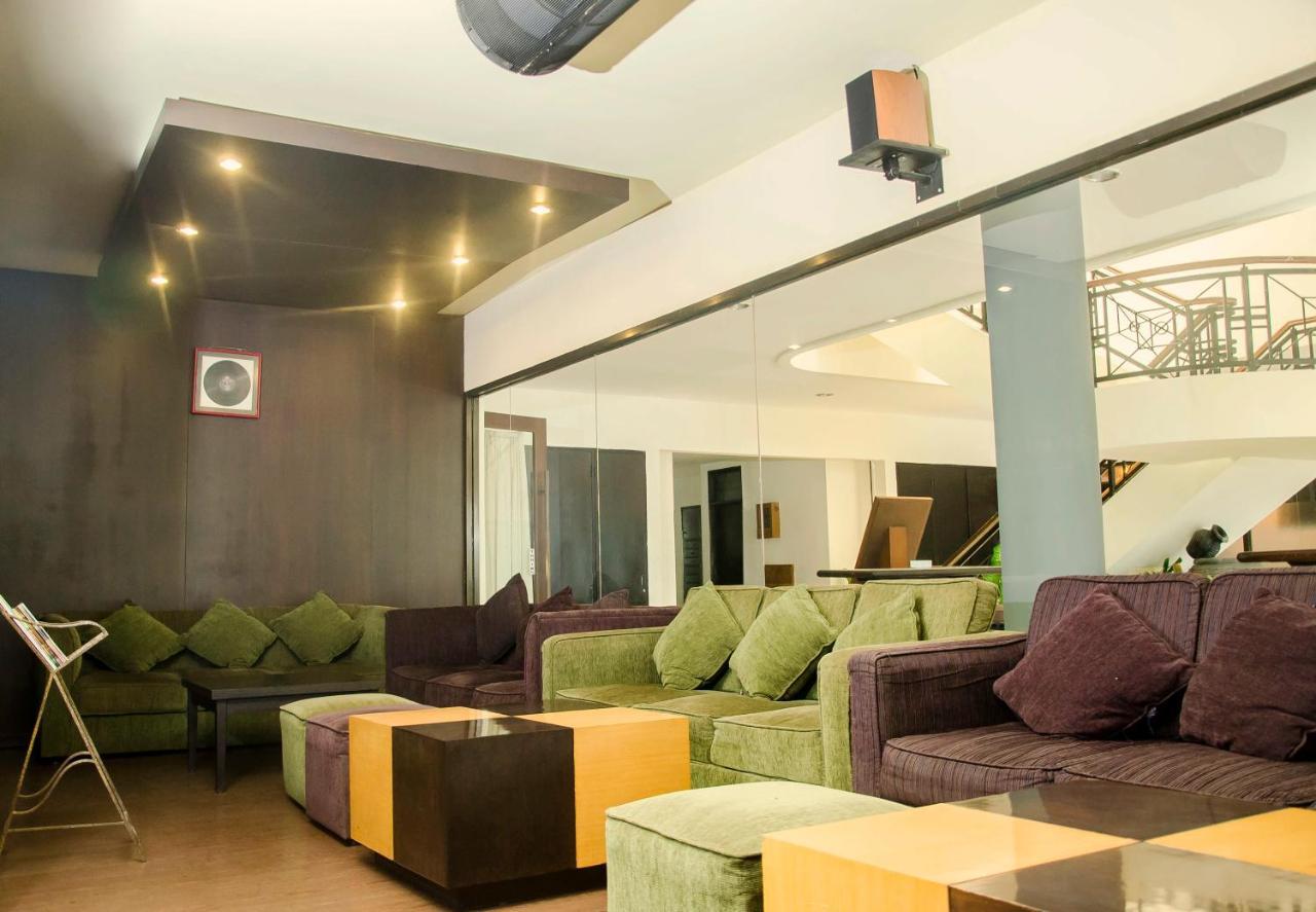 Whiz Prime Hotel Darmo Harapan Surabaya Eksteriør billede