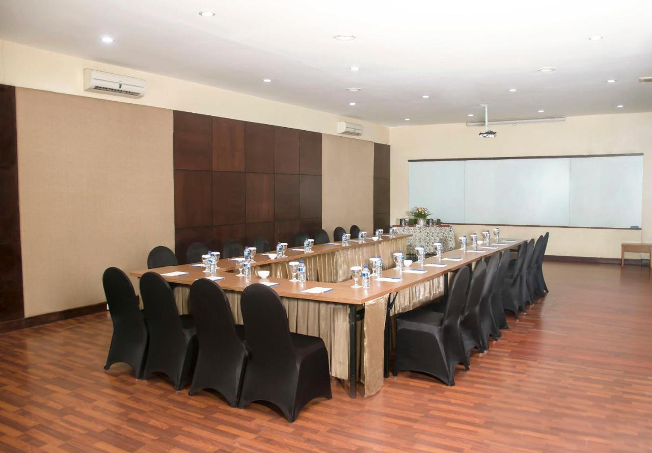Whiz Prime Hotel Darmo Harapan Surabaya Eksteriør billede