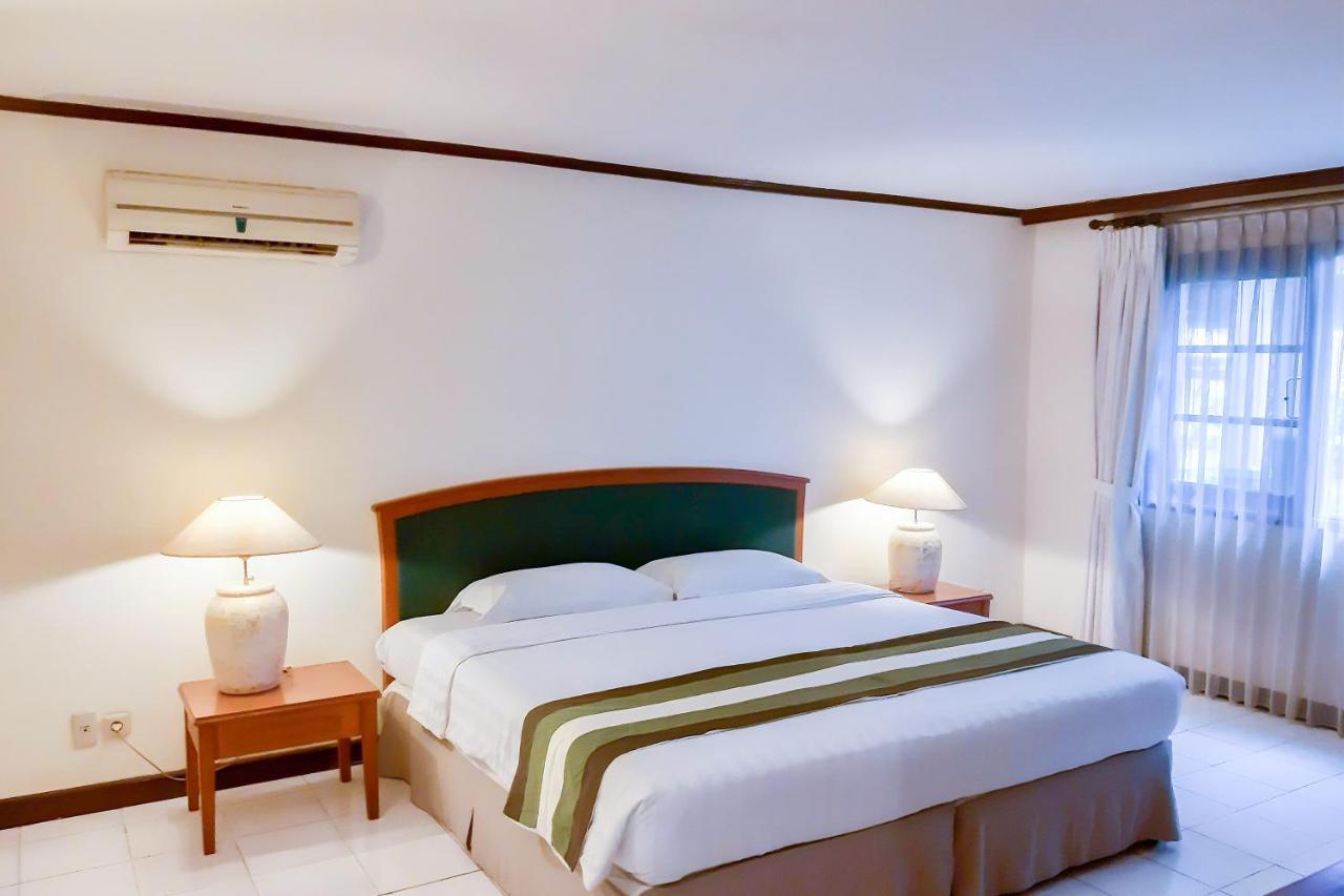 Whiz Prime Hotel Darmo Harapan Surabaya Værelse billede