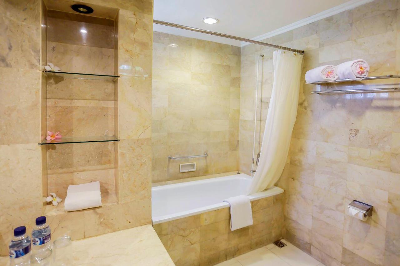 Whiz Prime Hotel Darmo Harapan Surabaya Eksteriør billede