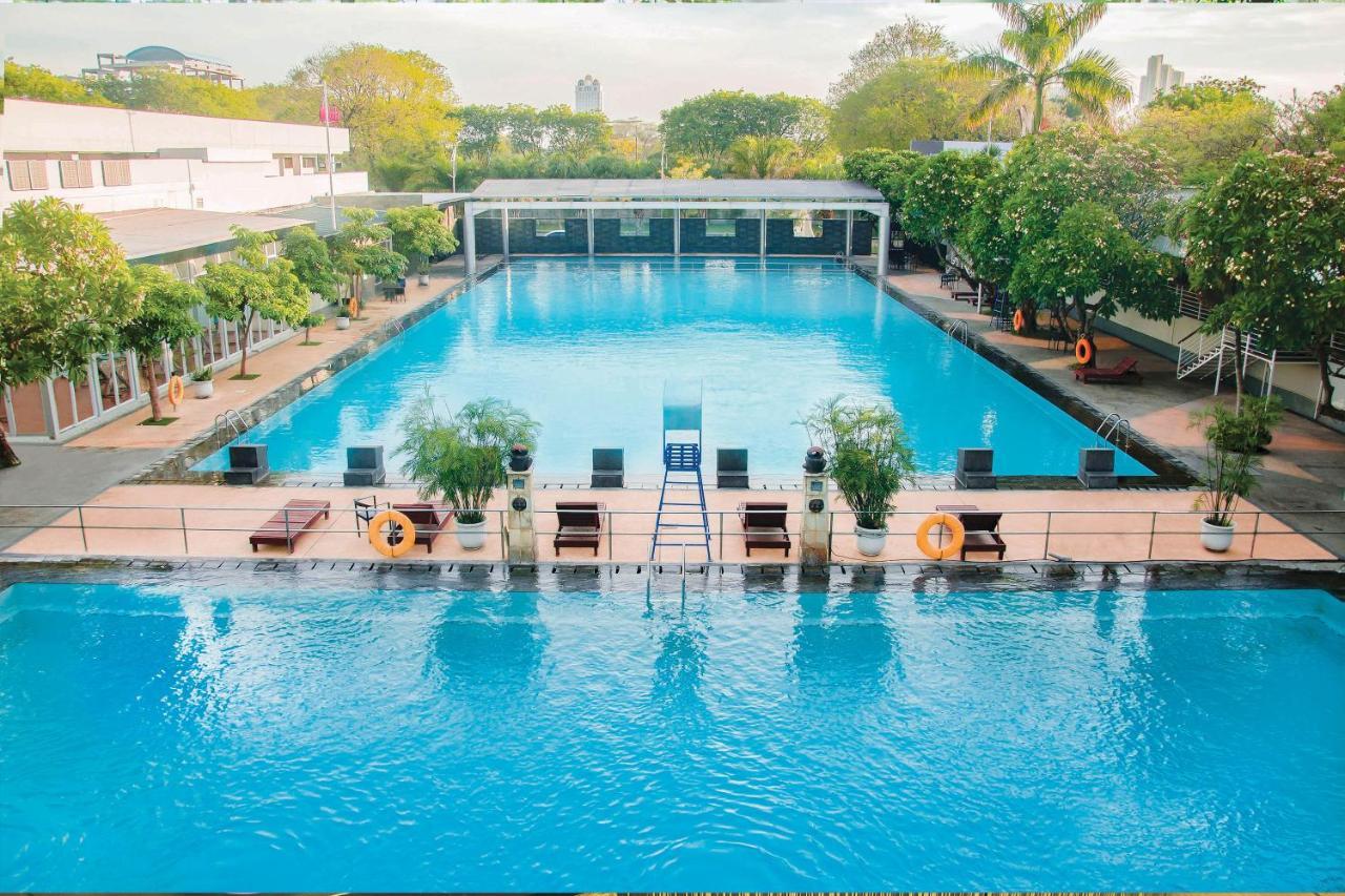 Whiz Prime Hotel Darmo Harapan Surabaya Eksteriør billede
