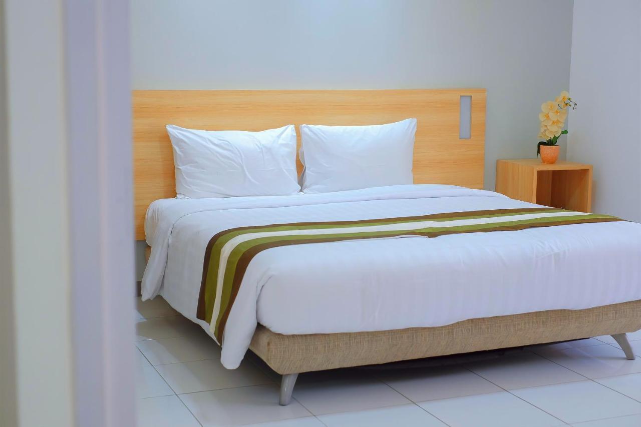 Whiz Prime Hotel Darmo Harapan Surabaya Eksteriør billede