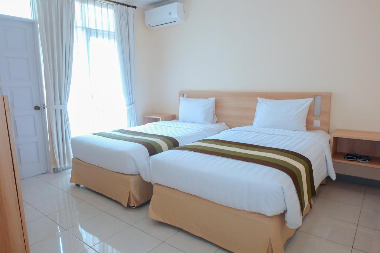 Whiz Prime Hotel Darmo Harapan Surabaya Eksteriør billede