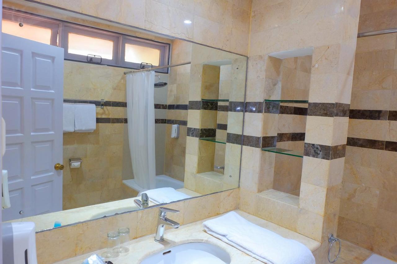 Whiz Prime Hotel Darmo Harapan Surabaya Eksteriør billede